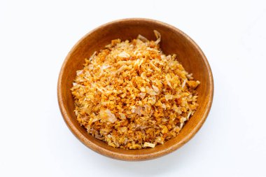 Beyaz arka planda ahşap kasede doğranmış sarımsak tarifi..