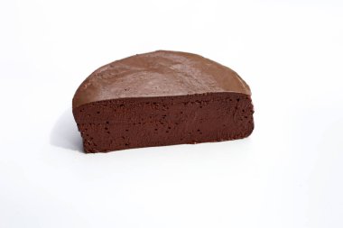 Beyaz arka planda tavuk kanı tofusu.