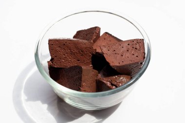 Beyaz arka planda cam kasede tavuk kanı tofusu..