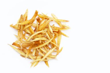 Beyaz arkaplanda dilimlenmiş parmak kökü.