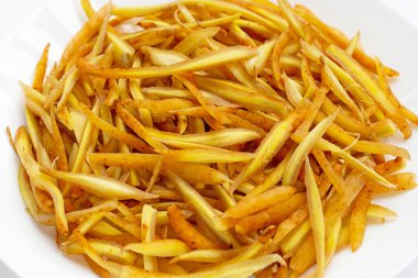 Beyaz arkaplanda dilimlenmiş parmak kökü.