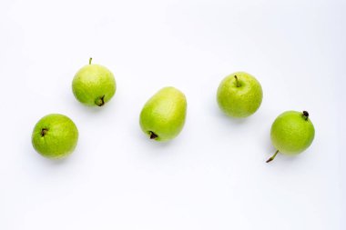 Beyaz arkaplanda taze guava.