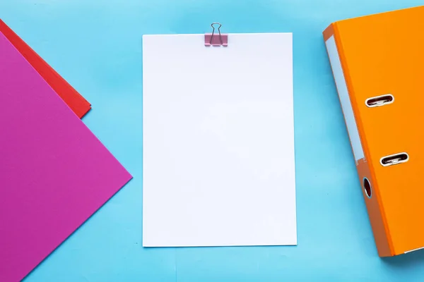Büromappen Mit Papier Auf Weißem Hintergrund Ansicht Von Oben — Stockfoto