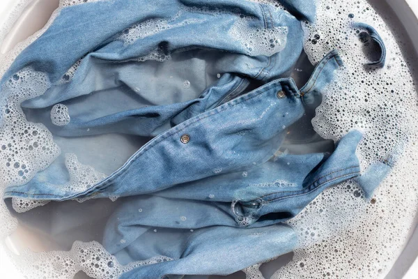 Jean Camisa Embeber Detergente Dissolução Água Pano Lavagem Conceito Roupa — Fotografia de Stock