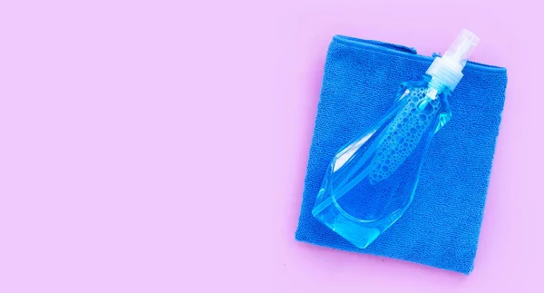 Fensterputzer Plastikflasche Mit Blauem Handtuch Auf Rosa Hintergrund — Stockfoto