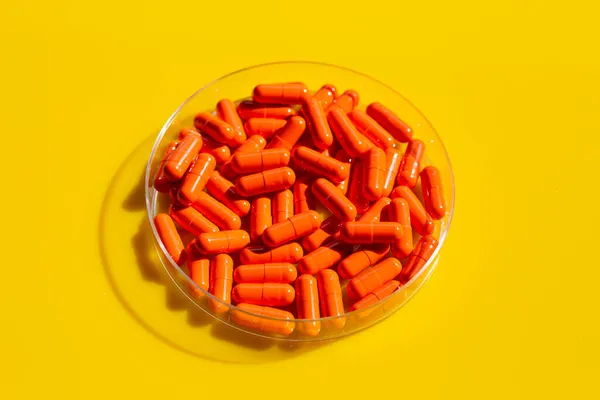 Orange Kapsel Piller Gul Bakgrund — Stockfoto