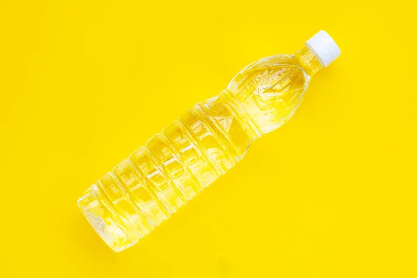 Botella Vinagre Blanco Sobre Fondo Amarillo — Foto de Stock