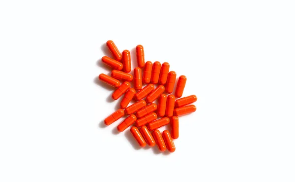 白い背景にオレンジカプセル薬 — ストック写真