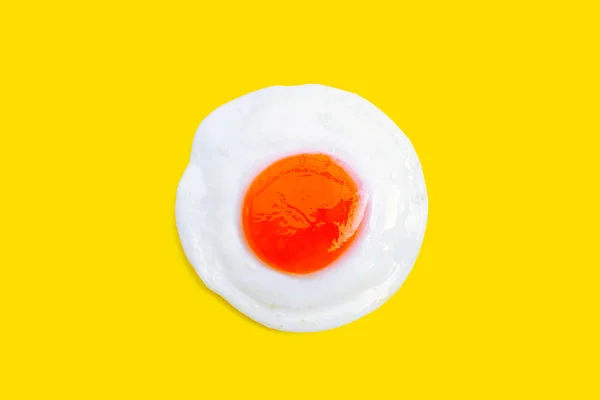 Жареное Яйцо Желтом Фоне Вид Сверху — стоковое фото