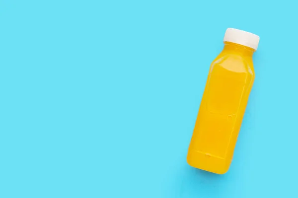 Orangensaft Plastikflasche Auf Blauem Hintergrund — Stockfoto