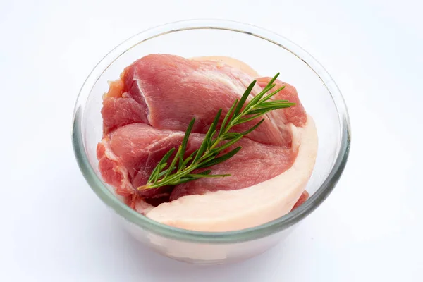 Carne Porco Tigela Vidro Com Alecrim Sobre Fundo Branco — Fotografia de Stock