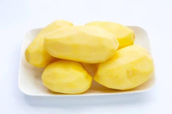 Patatas Peladas Crudas Sobre Fondo Blanco —  Fotos de Stock