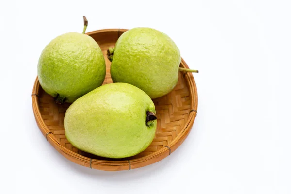 Beyaz Arka Planda Bambu Sepetinde Taze Guava — Stok fotoğraf