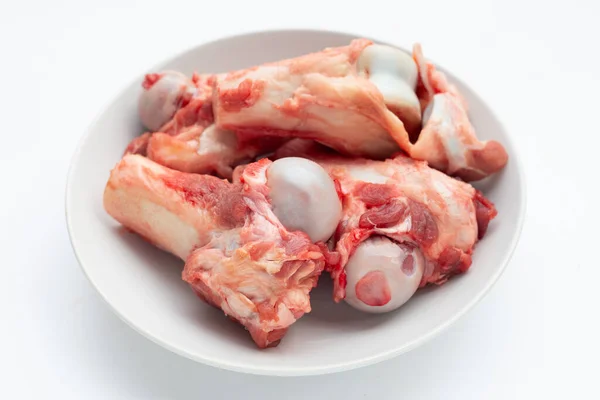 Surowe Kości Wieprzowe Białej Płycie Białym Tle — Zdjęcie stockowe