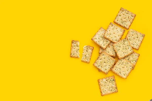 Biscoitos Algas Marinhas Fundo Amarelo — Fotografia de Stock