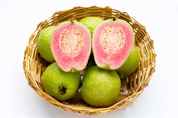 Beyaz Arka Planda Bambu Sepetinde Taze Pembe Guava — Stok fotoğraf