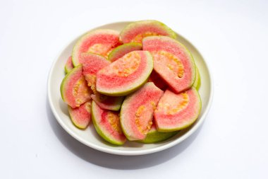 Beyaz arka planda beyaz plakalı taze pembe guava..