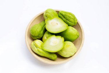 Beyaz arka planda taze chayote meyve.
