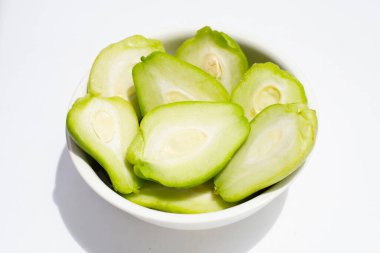 Beyaz arka plan üzerinde taze Chayote meyve.