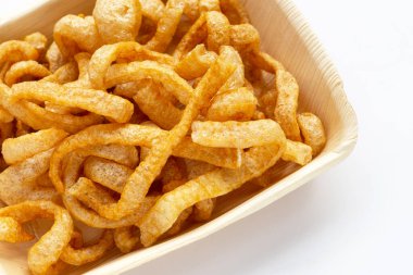 Beyaz arka planda kızarmış kızarmış domuz derisi..