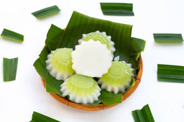 Pandan ve hindistan cevizi jölesi. Bambu sepetinde muz yaprağı.