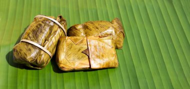 Muz yaprağında haşlanmış pirinç.