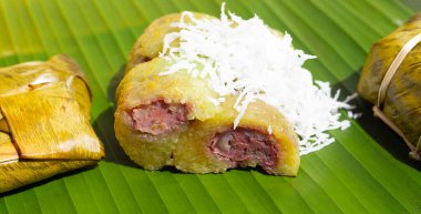 Muz yaprağında haşlanmış pirinç. 