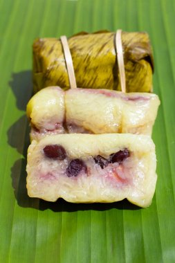 Muz yaprağında haşlanmış pirinç.