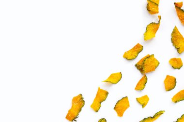 Beyaz arkaplanda yeşil kabak dilimleri.