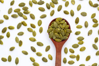 beyaz arkaplanda kabak tohumları