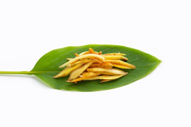 Beyaz arkaplanda dilimlenmiş parmak kökü.