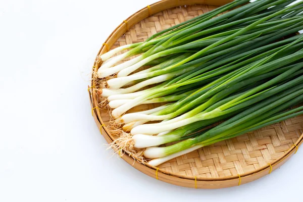 Jarní Cibule Bambusovém Koši Bílém Pozadí — Stock fotografie