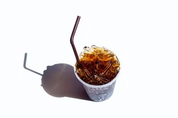 Cola Con Hielo Copa Para Llevar Aislada Sobre Fondo Blanco — Foto de Stock