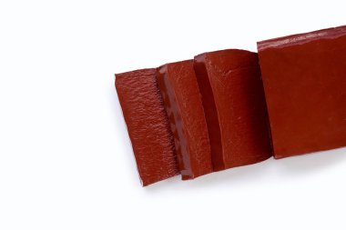 Beyaz arka planda domuz kanı pudingi.