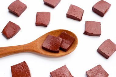 Beyaz arka planda domuz kanı.