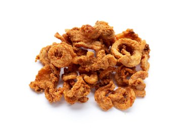 Beyaz arka planda kızarmış domuz eti tarifi..