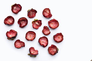 Mangosteen kabuğu beyaz arkaplanda.