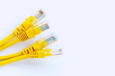 Beyaz üzerine LAN ağ bağlantısı ethernet sarı kablolar