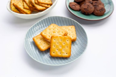 Beyaz arkaplanda bisküviler.