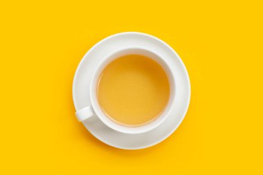 Sarı arka planda beyaz çay.