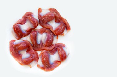 Beyaz arka planda tavuk gizzards.