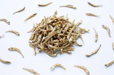 Beyaz arka planda kurutulmuş ançüez.