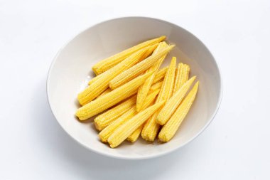 Beyaz arka planda beyaz kasede bebek mısırı.