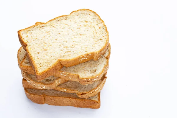 白い背景にスライスされた全粒パンのスタック — ストック写真
