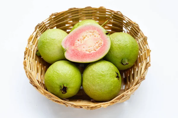Beyaz Arka Planda Bambu Sepetinde Taze Pembe Guava — Stok fotoğraf