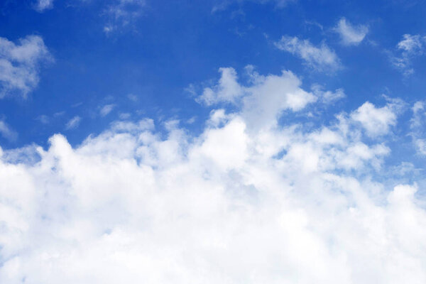 Голубой фон неба с облаками. 