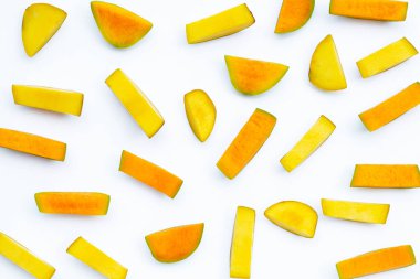 Tropik meyve, beyaz arkaplanda mango dilimleri.
