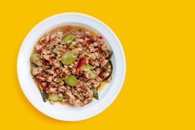 Kızarmış tavuğu kokulu fasulyeyle karıştır. Tayland yemeği.