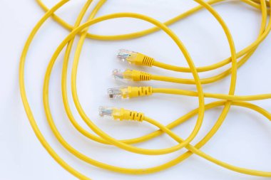 Beyaz üzerine LAN ağ bağlantısı ethernet sarı kablolar