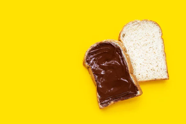 Ψωμί Γλυκό Φουντούκι Σοκολάτας Κίτρινο Φόντο — Φωτογραφία Αρχείου